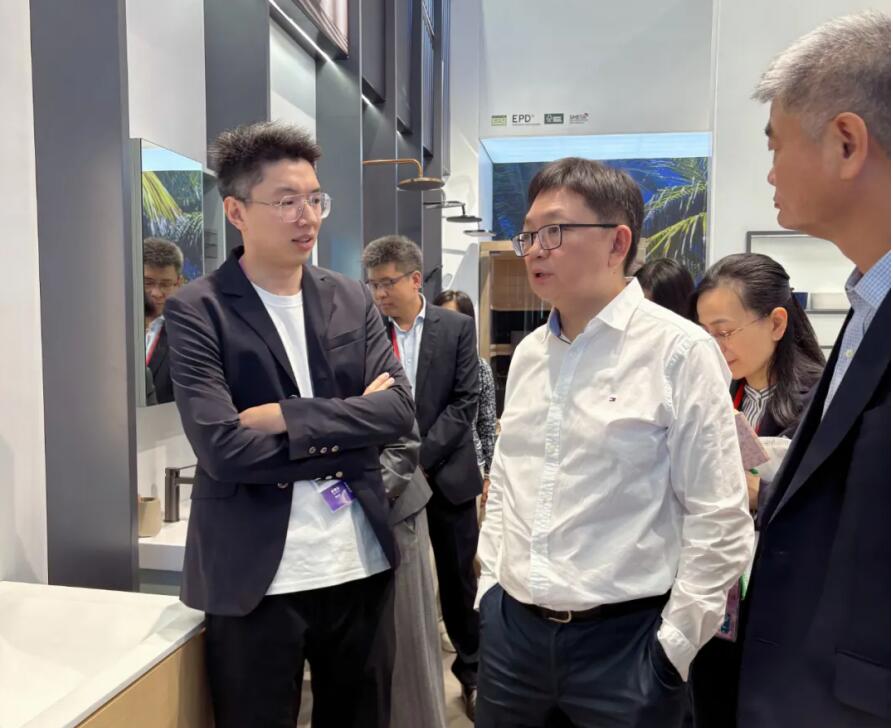 商務部領導一行蒞臨廣交會展位 歐路莎衛浴獲肯定